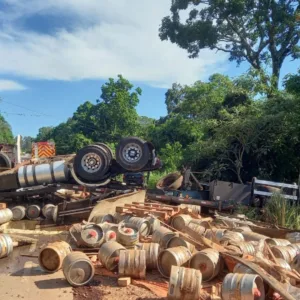 Colisão na BR-163 faz caminhão cair em ribanceira de 70 metros