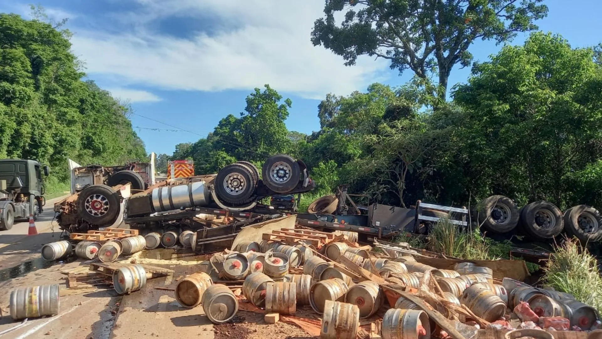 Colisão na BR-163 faz caminhão cair em ribanceira de 70 metros – Imagem: reprodução/ CBMSC Colisão na BR-163 faz caminhão cair em ribanceira de 70 metros – Imagem: reprodução/ CBMSC