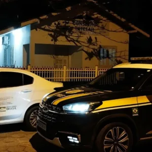 Criança é resgatada na BR-101 em SC após ter sido 'expulsa de casa'