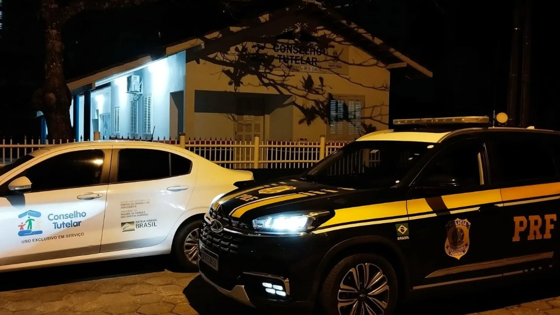 Criança é resgatada na BR-101 em SC após ter sido ‘expulsa de casa’ | Foto: PRF/Reprodução Criança é resgatada na BR-101 em SC após ter sido ‘expulsa de casa’ | Foto: PRF/Reprodução
