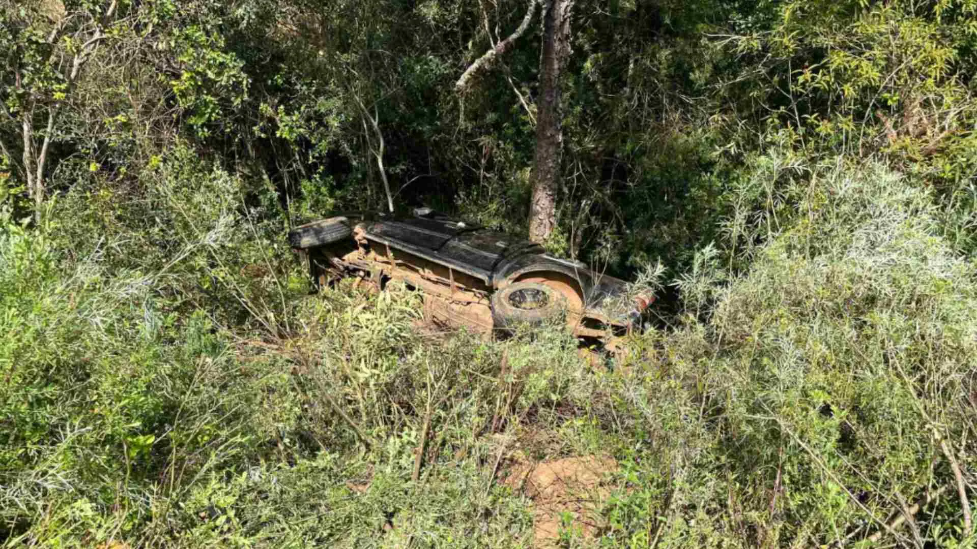Mulher morre após saída de pista e capotamento na BR-282 na Serra de SC | Foto: Handerson Souza / Rádio Clube Mulher morre após saída de pista e capotamento na BR-282 na Serra de SC | Foto: Handerson Souza / Rádio Clube