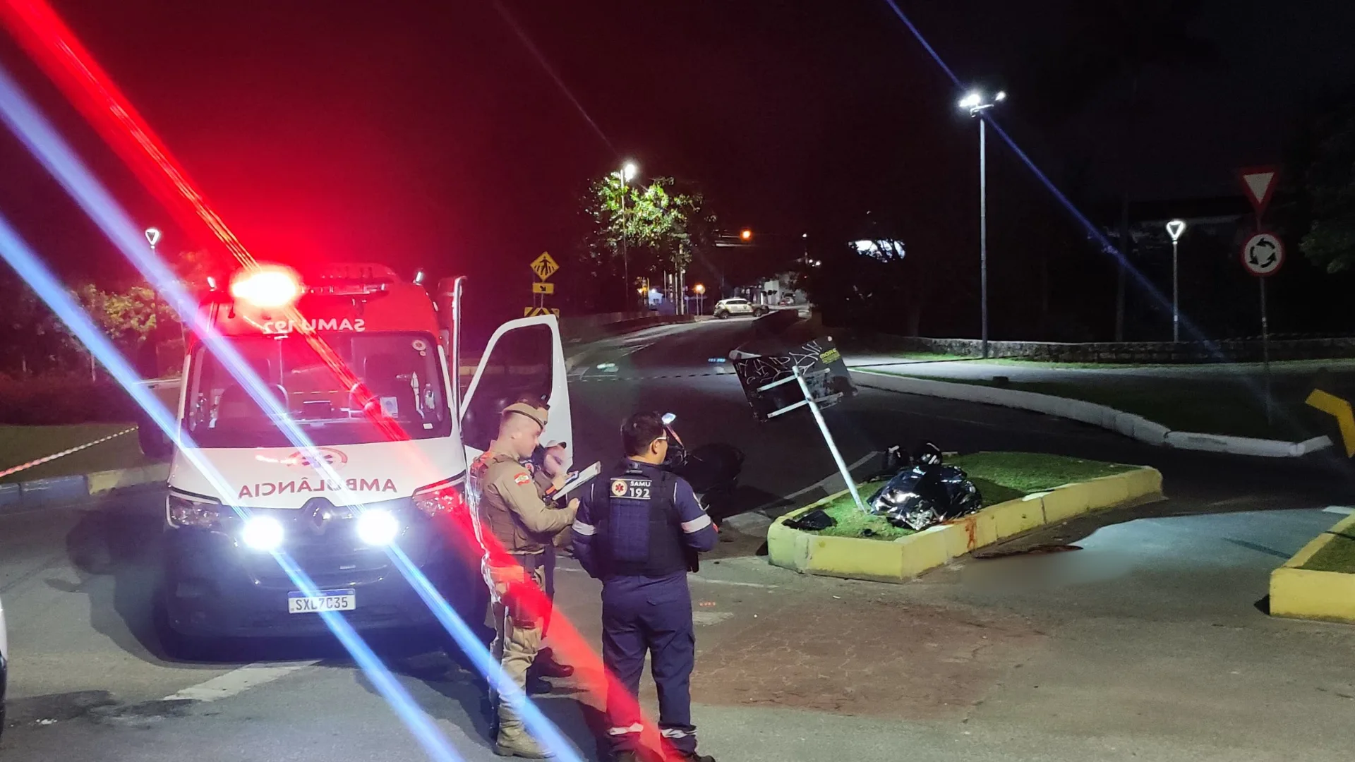 Câmera registra acidente que matou casal em SC; mulher foi arremessada 19 metros – Imagem: reprodução/ PMRv Câmera registra acidente que matou casal em SC; mulher foi arremessada 19 metros – Imagem: reprodução/ PMRv