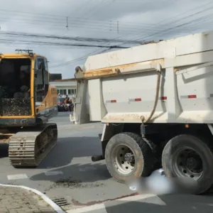 Ciclista morre após ser atropelado por caminhão carregado de areia em SC