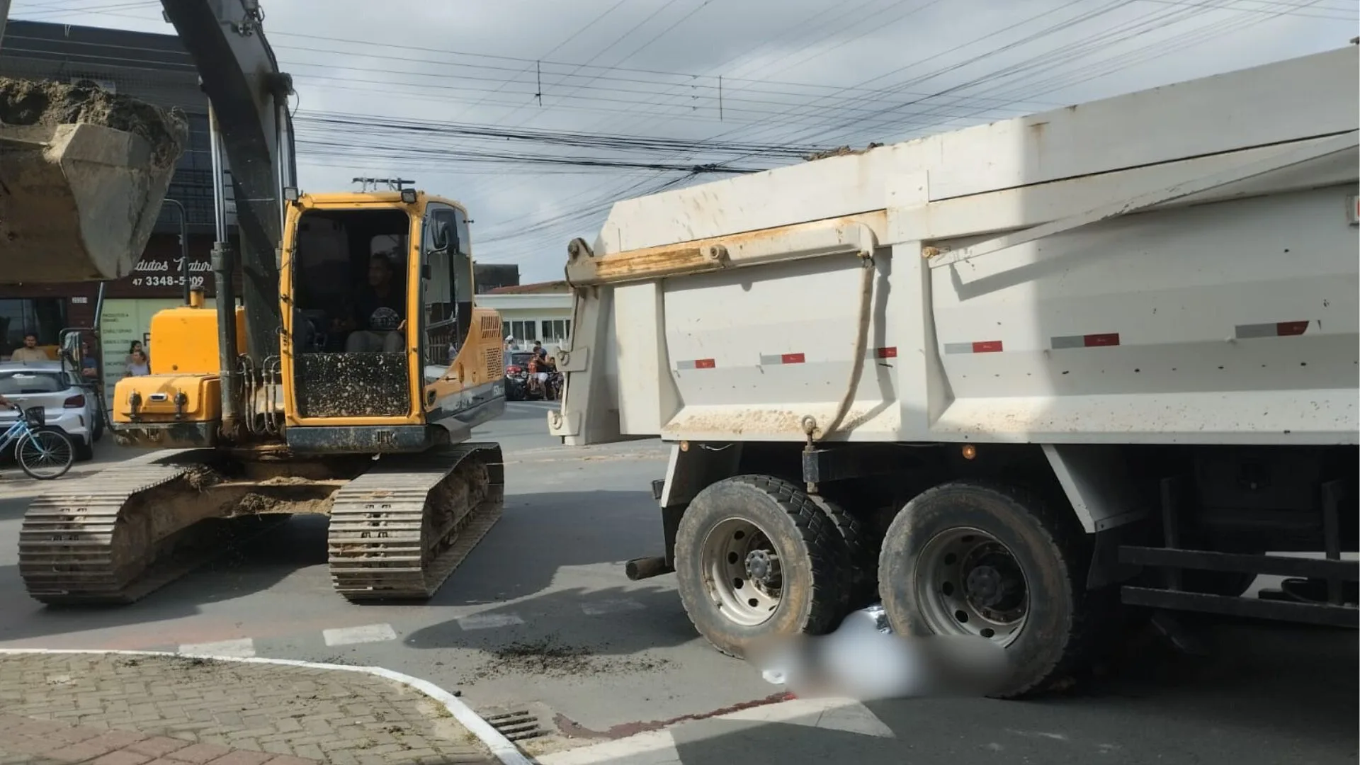 Ciclista morre ao ser atropelado por caminhão carregado de areia em SC – Imagem: reprodução/ Cbmsc Ciclista morre ao ser atropelado por caminhão carregado de areia em SC – Imagem: reprodução/ Cbmsc