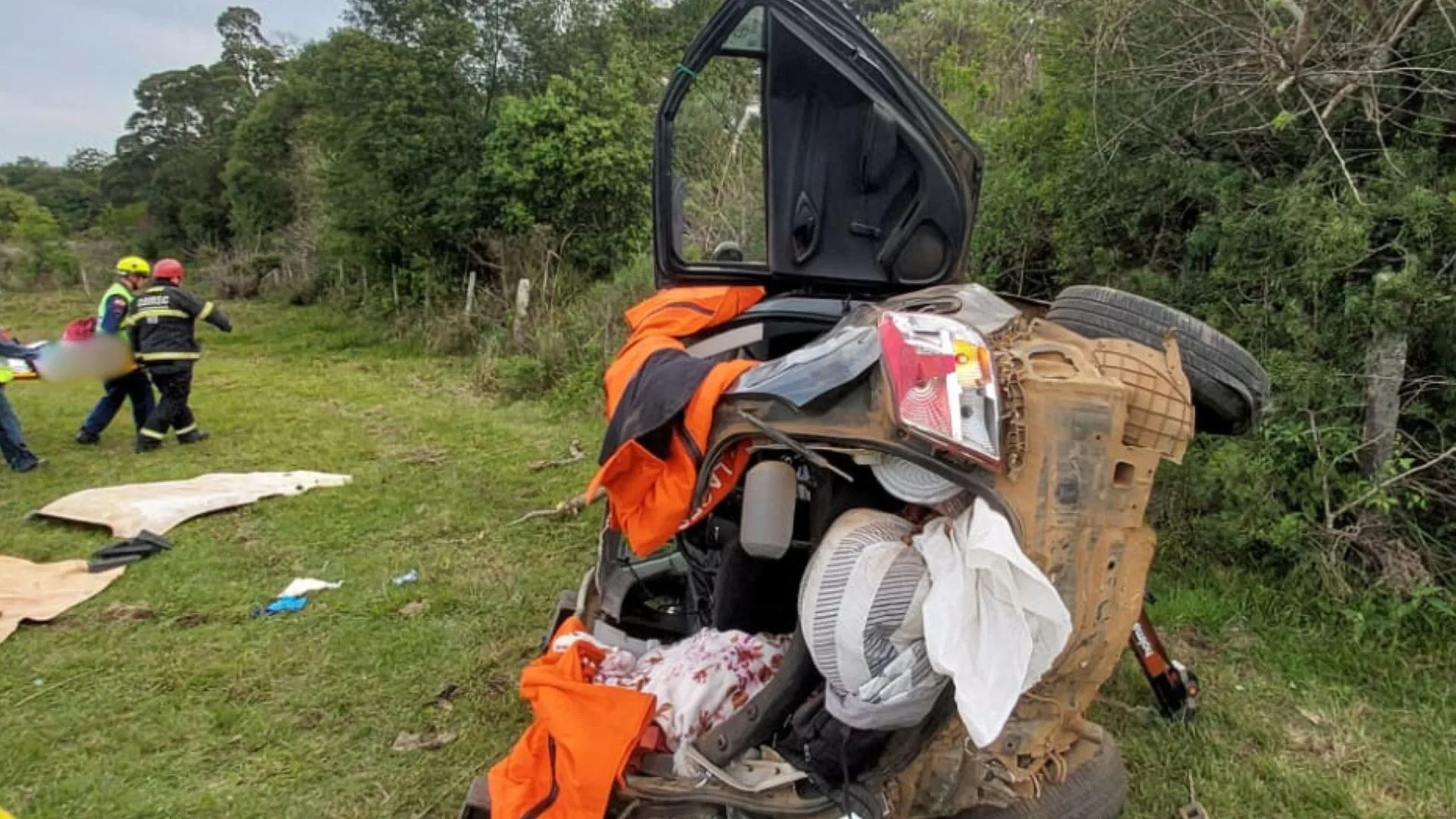 Capotamento na Serra Catarinense mata idosa e deixa quatro feridos – Imagem: reprodução/ CBMSC Capotamento na Serra Catarinense mata idosa e deixa quatro feridos – Imagem: reprodução/ CBMSC