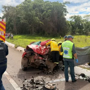 Homem morre em grave acidente entre carro e carreta na BR-282