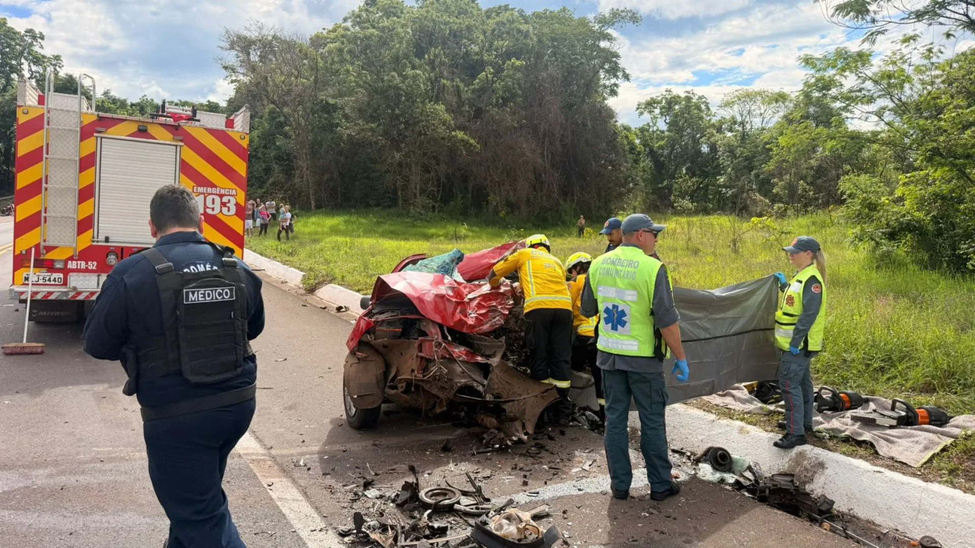 Homem morre em grave acidente entre carro e carreta na BR-282 | Foto: reprodução.  Homem morre em grave acidente entre carro e carreta na BR-282 | Foto: reprodução.