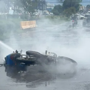 Motocicleta pega fogo após grave acidente em Lages | Foto: divulgação/ Bombeiros