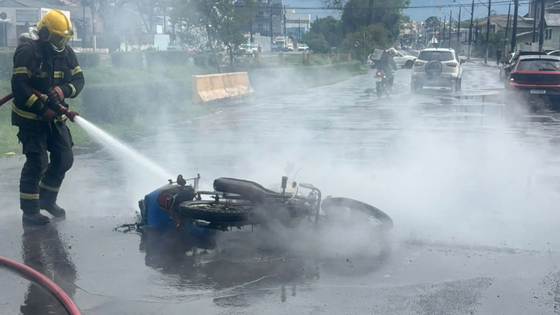 Motocicleta pega fogo após grave acidente em Lages | Foto: divulgação/ Bombeiros  Motocicleta pega fogo após grave acidente em Lages | Foto: divulgação/ Bombeiros