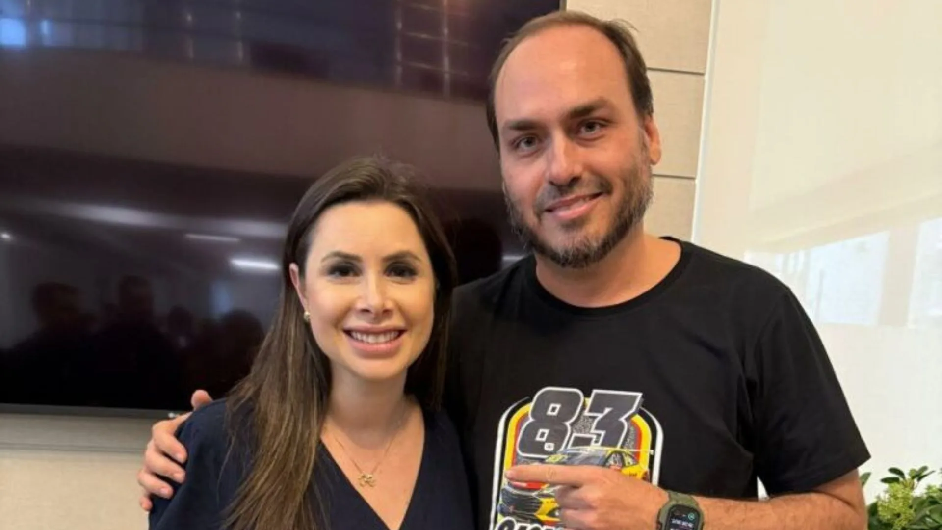 Carlos Bolsonaro confirma ele próprio e Caroline de Toni como pré-candidatos ao Senado por SC | Foto: Internet/Reprodução Carlos Bolsonaro confirma ele próprio e Caroline de Toni como pré-candidatos ao Senado por SC | Foto: Internet/Reprodução