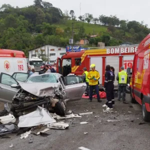 Acidente entre carro e carreta deixa motorista gravemente ferido em SC