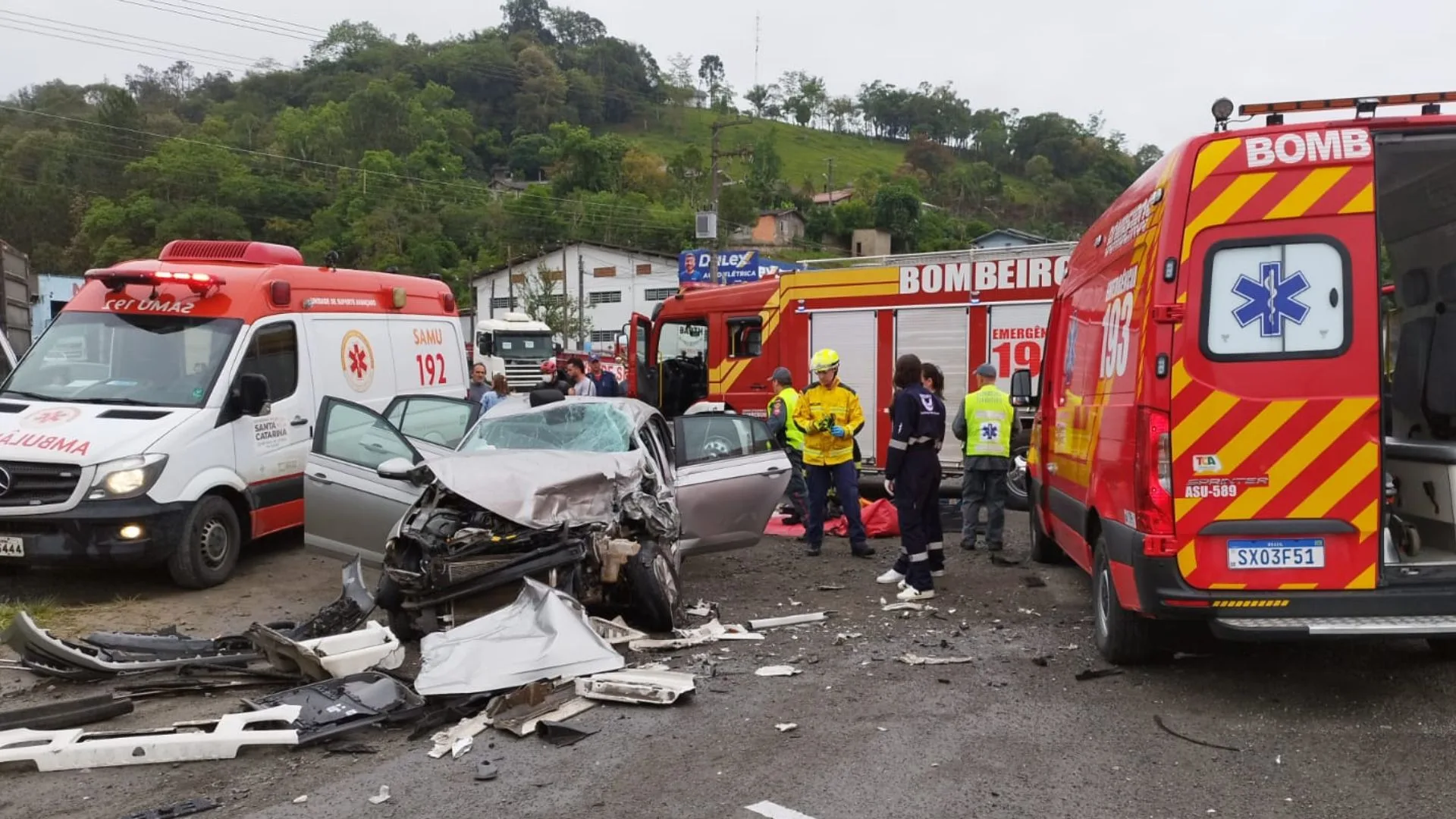 Acidente entre carro e carreta deixa motorista gravemente ferido em SC – Imagem: reprodução/ Cbmsc Acidente entre carro e carreta deixa motorista gravemente ferido em SC – Imagem: reprodução/ Cbmsc