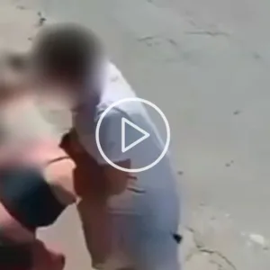 VÍDEO: Jovem é esfaqueada pelo namorado e foge com faca cravada nas costas - Imagem: reprodução/ Massa