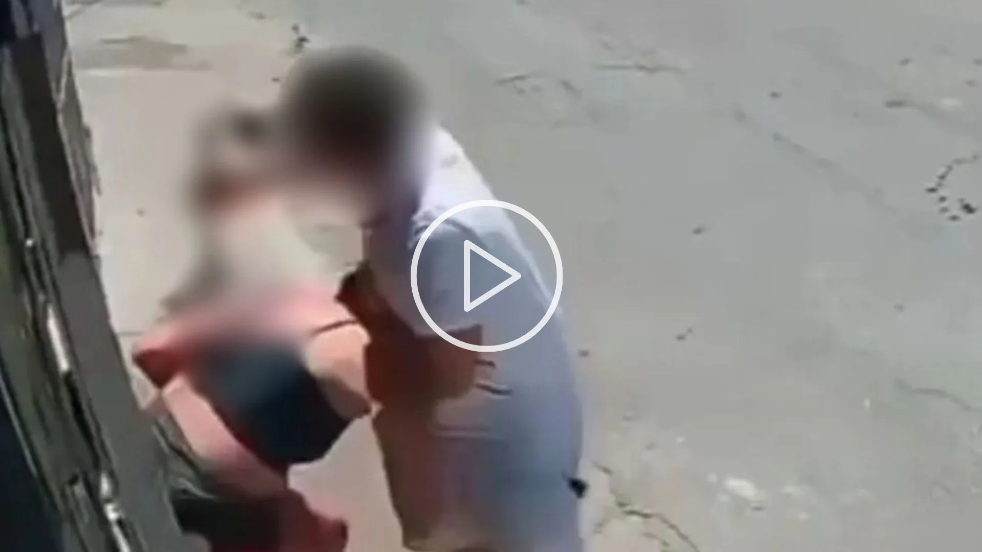 VÍDEO: Jovem é esfaqueada pelo namorado e foge com faca cravada nas costas – Imagem: reprodução/ Massa VÍDEO: Jovem é esfaqueada pelo namorado e foge com faca cravada nas costas – Imagem: reprodução/ Massa