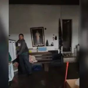 Pessoa em situação de rua 'transforma' sepultura em casa; 'morava lá' | Foto: Massa.com.br/Reprodução