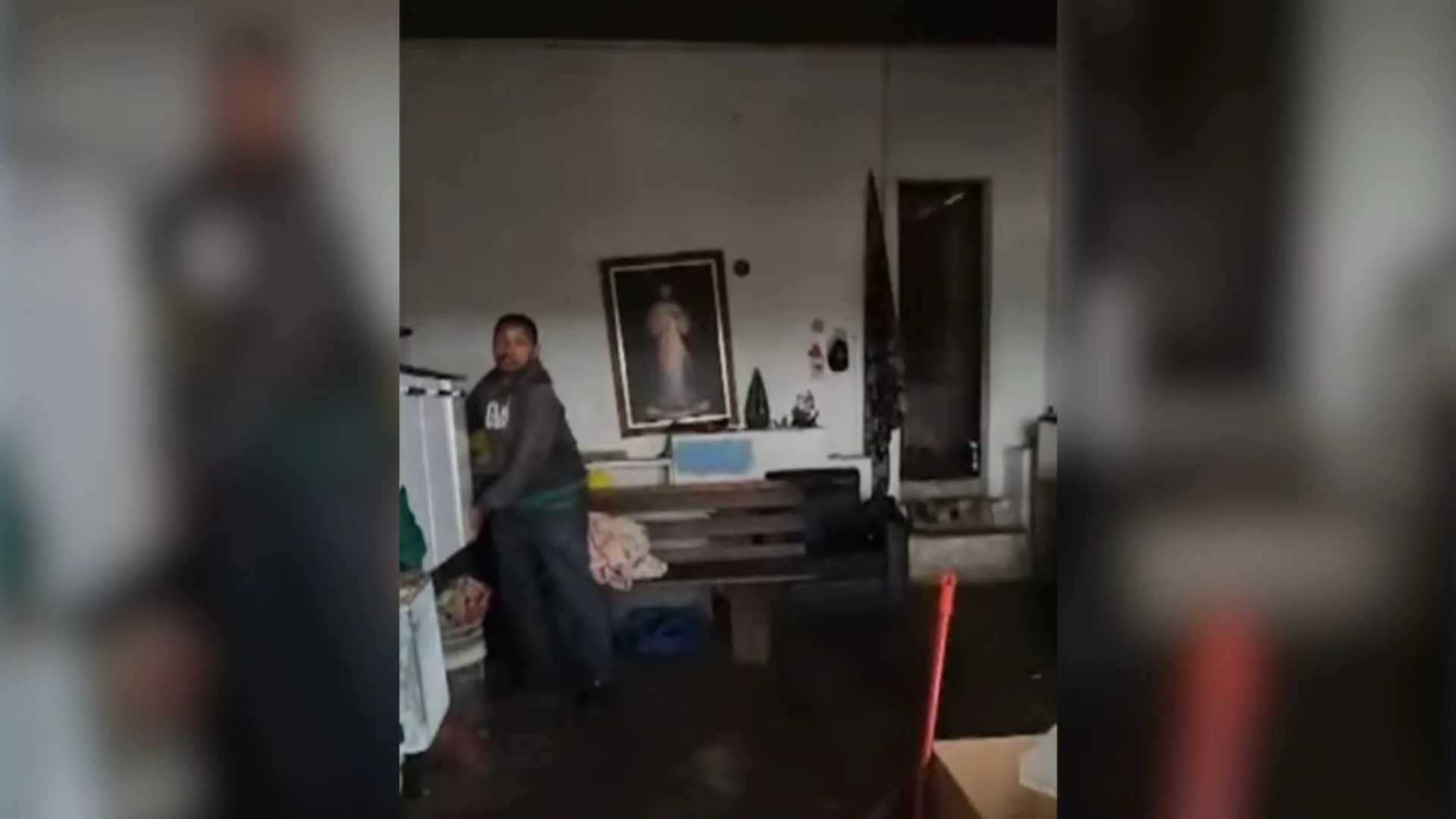 Pessoa em situação de rua ‘transforma’ sepultura em casa; ‘morava lá’ | Foto: Massa.com.br/Reprodução Pessoa em situação de rua ‘transforma’ sepultura em casa; ‘morava lá’ | Foto: Massa.com.br/Reprodução