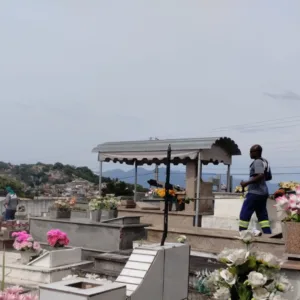 Projeto 'Reconstruindo Vidas' emprega reeducandos na limpeza de cemitérios em Florianópolis | Foto: divulgação.