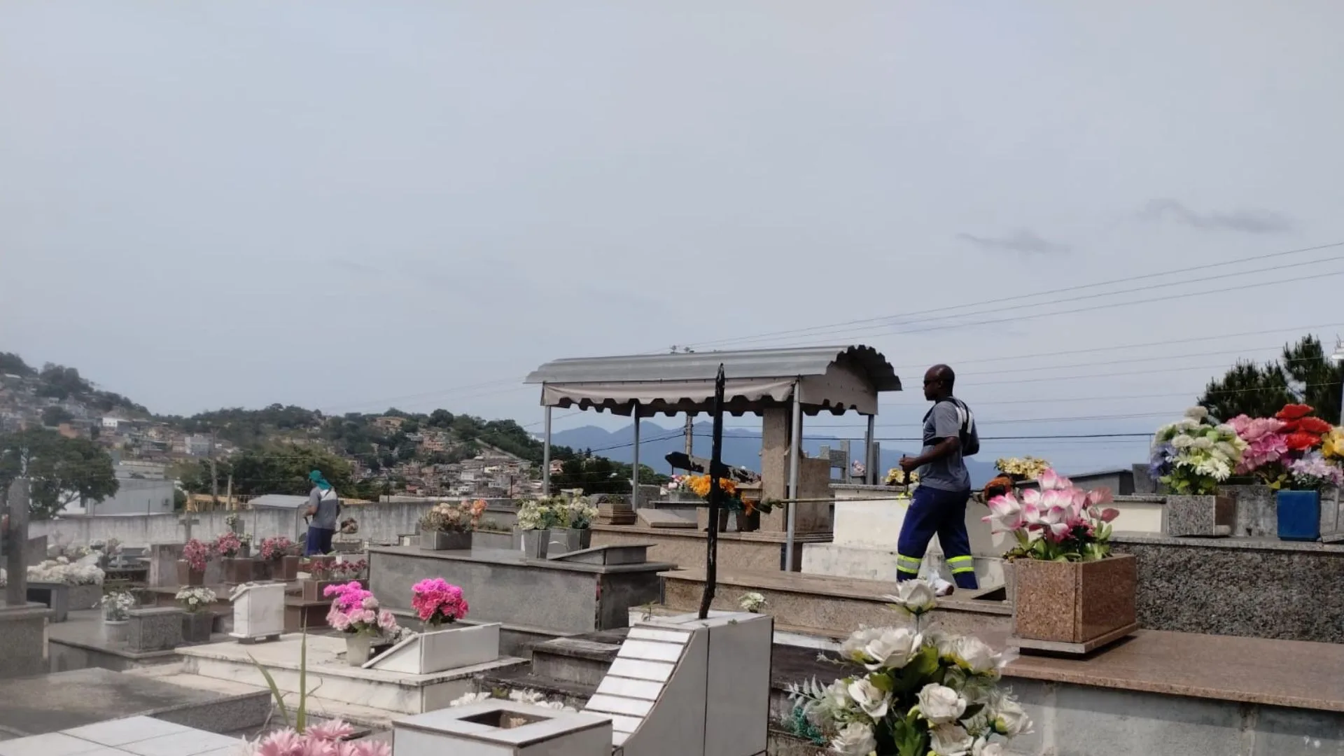 Projeto ‘Reconstruindo Vidas’ emprega reeducandos na limpeza de cemitérios em Florianópolis | Foto: divulgação.  Projeto ‘Reconstruindo Vidas’ emprega reeducandos na limpeza de cemitérios em Florianópolis | Foto: divulgação.