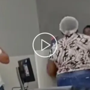 VÍDEO: mulher destrói equipamentos em agência de energia após dias sem luz - Imagem: reprodução/ redes sociais