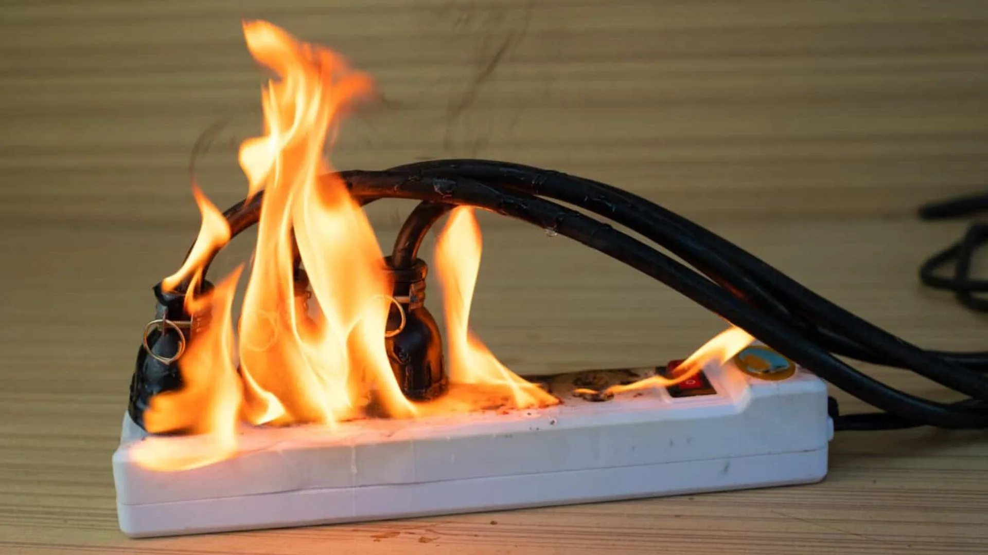 Saiba quais aparelhos podem causar risco de incêndio se forem ligados em extensões – Imagem: leak/ reprodução Saiba quais aparelhos podem causar risco de incêndio se forem ligados em extensões – Imagem: leak/ reprodução