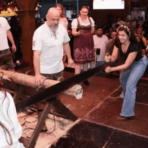 Prova do Serrador testa habilidade de visitantes na Oktoberfest Blumenau | Imagem: Ascom PMB