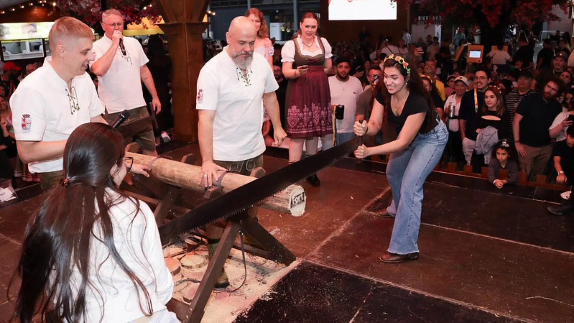 Prova do Serrador testa habilidade de visitantes na Oktoberfest Blumenau | Imagem: Ascom PMB Prova do Serrador testa habilidade de visitantes na Oktoberfest Blumenau | Imagem: Ascom PMB