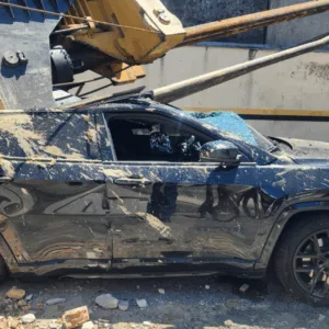 Máquina 'despenca' em cima de carro em Florianópolis; veja imagens | Imagem: CBMSC