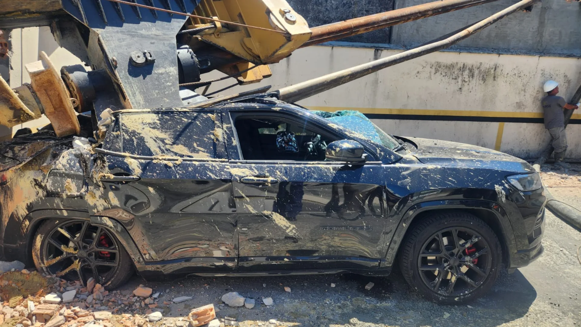 Máquina ‘despenca’ em cima de carro em Florianópolis; veja imagens | Imagem: CBMSC