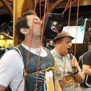 Brincadeira do Equilibrista de Chope desafia e diverte turistas na Oktoberfest Blumenau | Foto: Marcelo Martins
