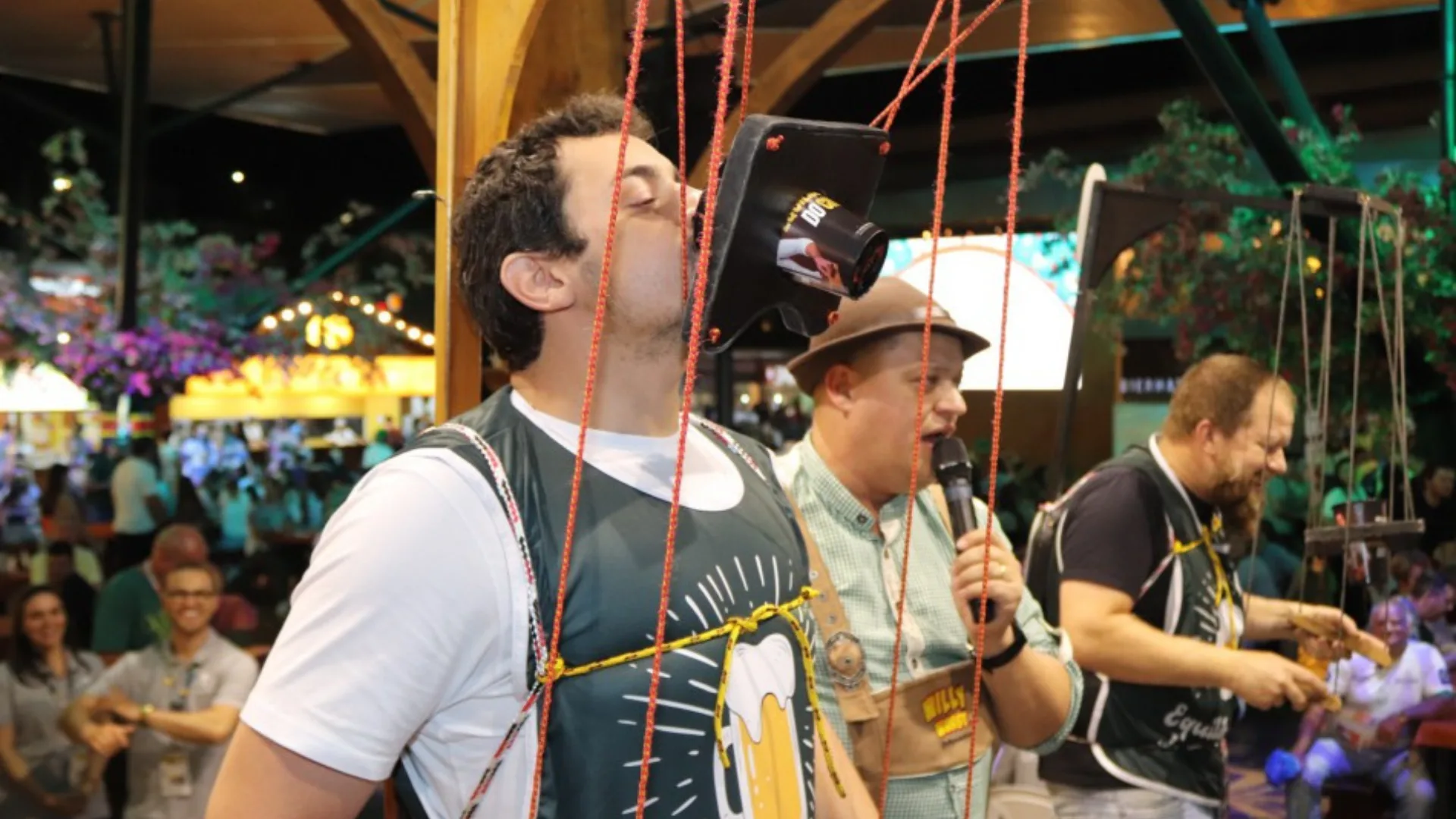 Brincadeira do Equilibrista de Chope desafia e diverte turistas na Oktoberfest Blumenau | Foto: Marcelo Martins
