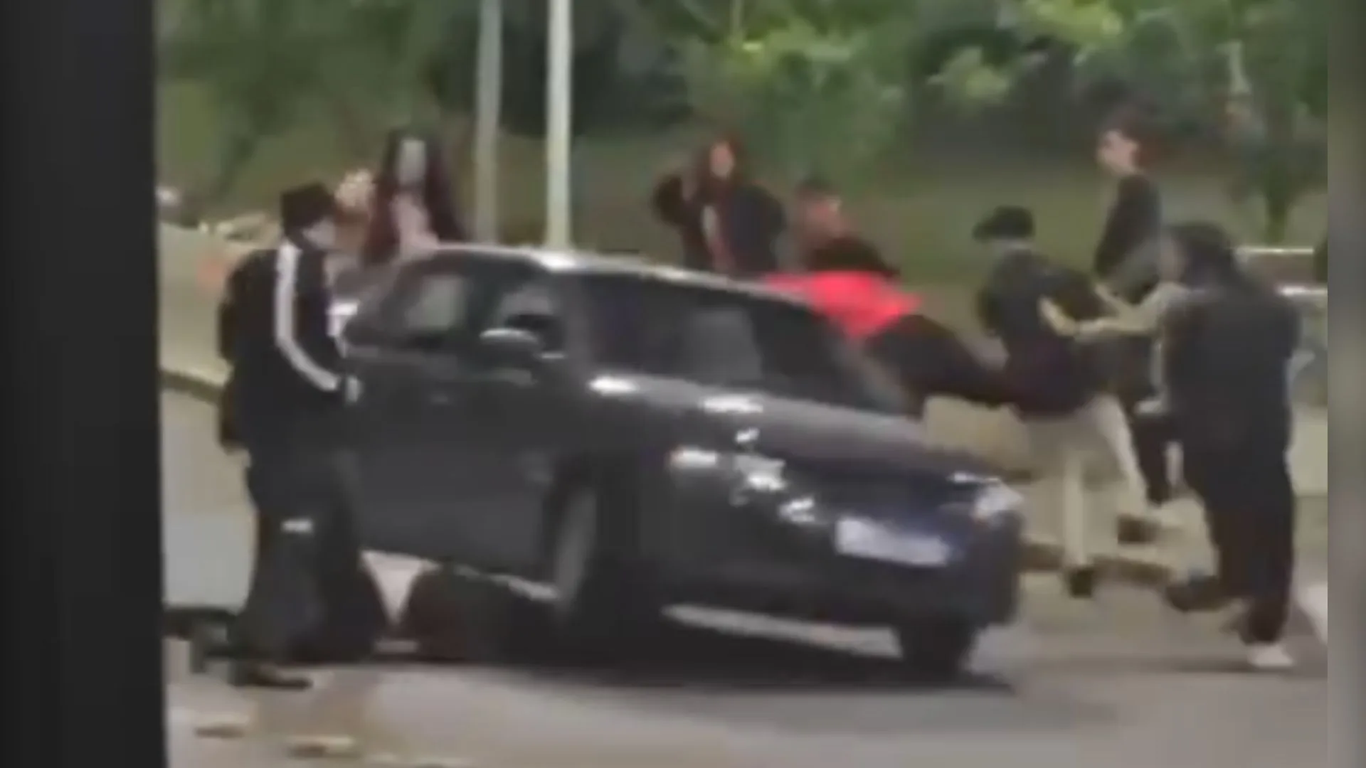 Imagens fortes! Jovem é espancado e atropelado após festa em SC; ‘mataram o cara’ | Foto: Redes sociais/Reprodução
