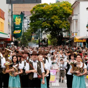 Rua XV se prepara para o terceiro desfile da Oktoberfest Blumenau nesta quarta-feira | Imagem: Ascom/ Villa Germânica