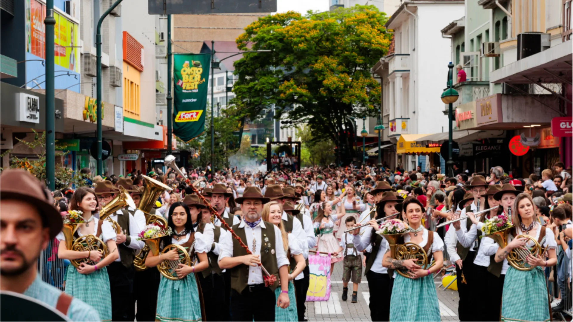 Rua XV se prepara para o terceiro desfile da Oktoberfest Blumenau nesta quarta-feira | Imagem: Ascom/ Villa Germânica