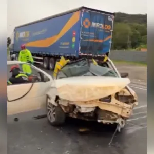 Carro 'superlotado' capota na BR-101 em SC; motorista estaria alcoolizado | Foto: Redes sociais/Reprodução