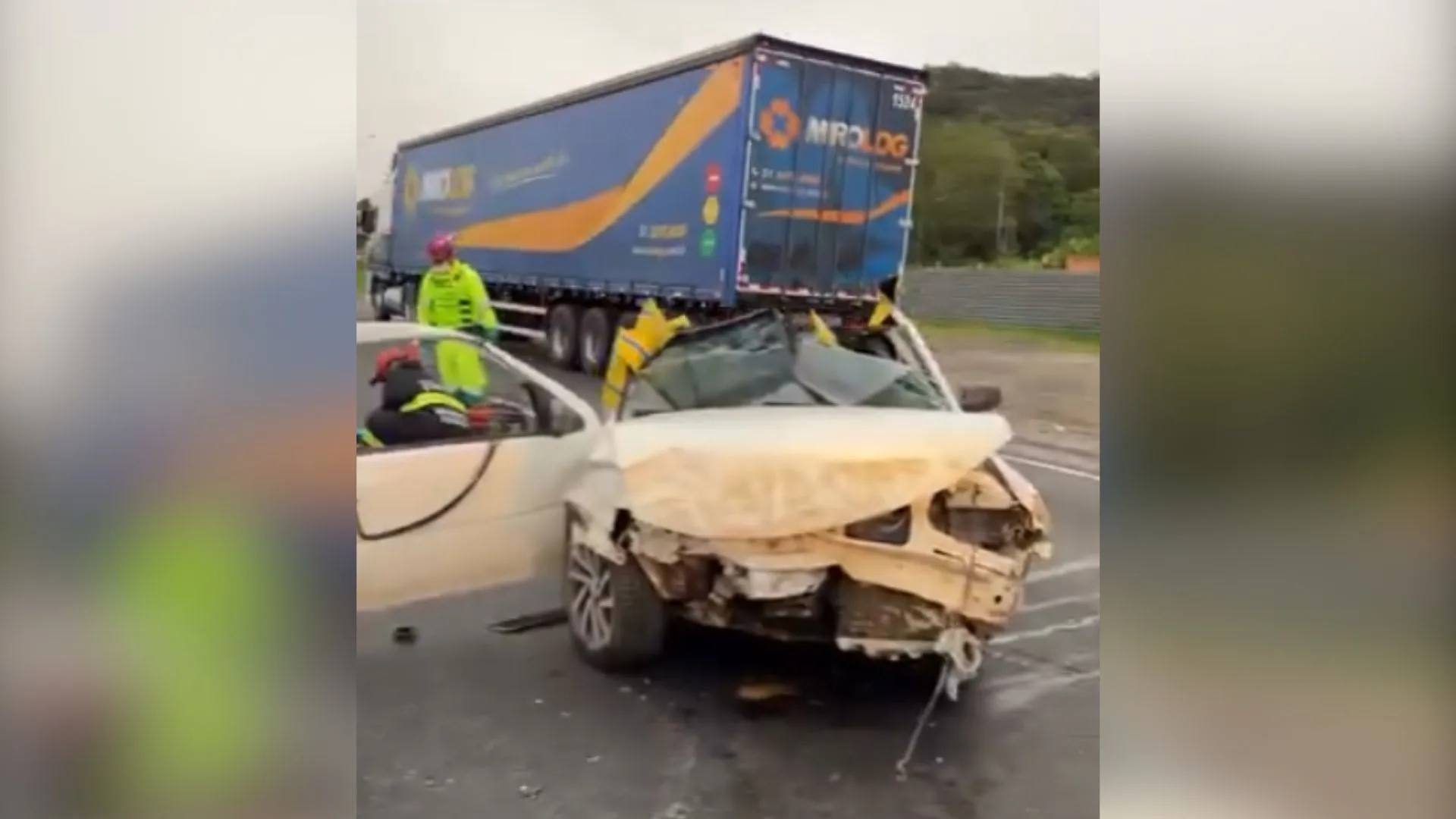 Carro ‘superlotado’ capota na BR-101 em SC; motorista estaria alcoolizado | Foto: Redes sociais/Reprodução