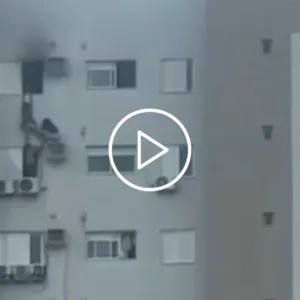 VÍDEO: mulher e criança se penduram em prédio para escapar de incêndio