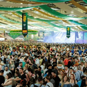 Oktoberfest Blumenau ultrapassa 220 mil visitantes e recebe bandas alemãs nesta quinta-feira; confira a programação