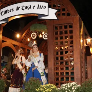 Clubes de Caça e Tiro reforçam cultura no quarto desfile da Oktoberfest Blumenau | Imagem: Ascom/ PMB