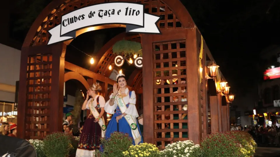 Clubes de Caça e Tiro reforçam cultura no quarto desfile da Oktoberfest Blumenau | Imagem: Ascom/ PMB