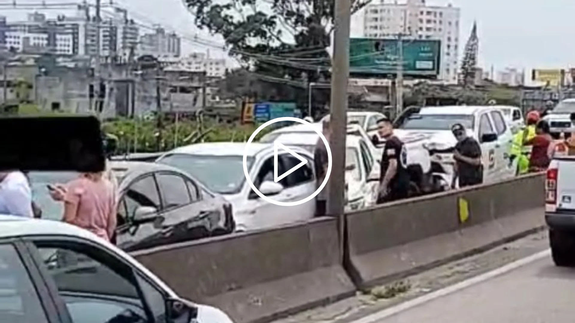 VÍDEO: engavetamento com 10 veículos causa lentidão na BR-101 em São José | Imagem: Reprodução/Redes Sociais