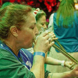 Tradição e velocidade: chope em metro agita público na Oktoberfest Blumenau | Imagem: Giovanni Silva/ Ascom