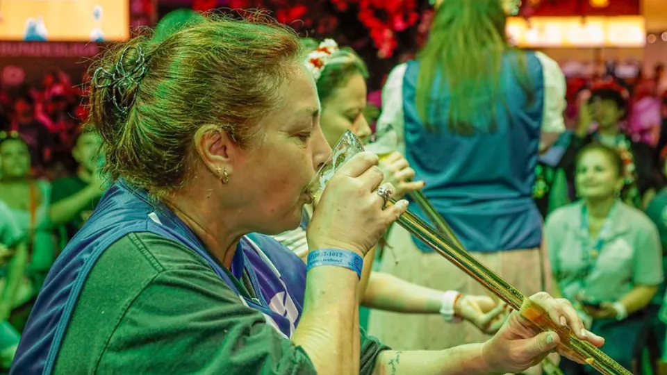 Tradição e velocidade: chope em metro agita público na Oktoberfest Blumenau | Imagem: Giovanni Silva/ Ascom
