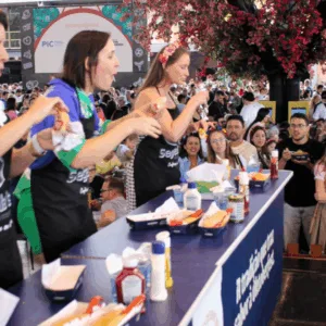 Saiba o que é Bratwurst; prova que desafia comedores e agita a Oktoberfest Blumenau | Imagens: Prefeitura de Blumenau