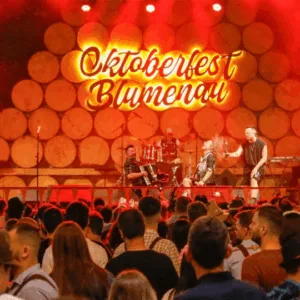 Duas bandas alemãs animaram a 40ª Oktoberfest de Blumenau nesta quinta-feira  | Foto: Giovanni Silva/PMB
