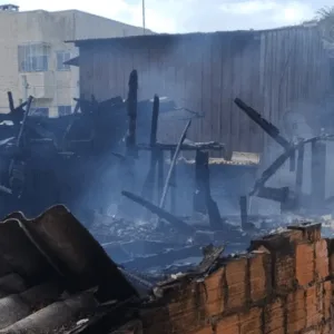 Moradora escapa ilesa de incêndio que destruiu casa em Florianópolis | Imagem: Corpo de Bombeiros de SC