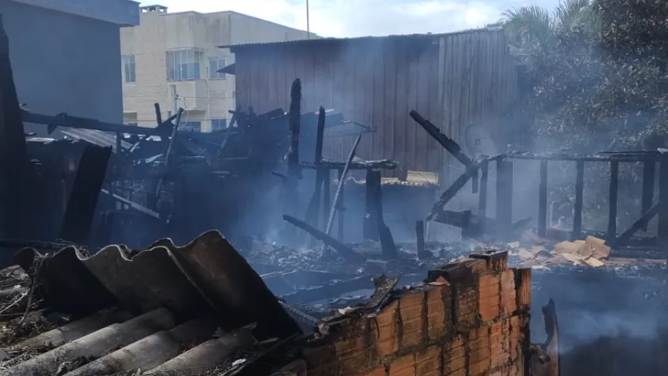 Moradora escapa ilesa de incêndio que destruiu casa em Florianópolis | Imagem: Corpo de Bombeiros de SC
