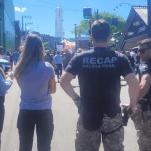 Mulher com tornozeleira é flagrada fora do horário permitido durante último dia da Efapi em Chapecó | Imagem: Polícia Militar de SC
