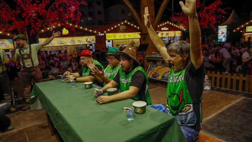 Descubra o que é Rollmops e por que tanta gente tenta comer vários na Oktoberfest | Foto: Giovanni Silva
