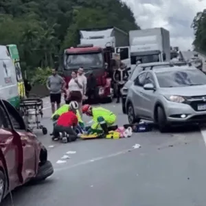Três pessoas ficam feridas após grave acidente na BR-101 em SC | Imagem: Divulgação/ Redes Sociais