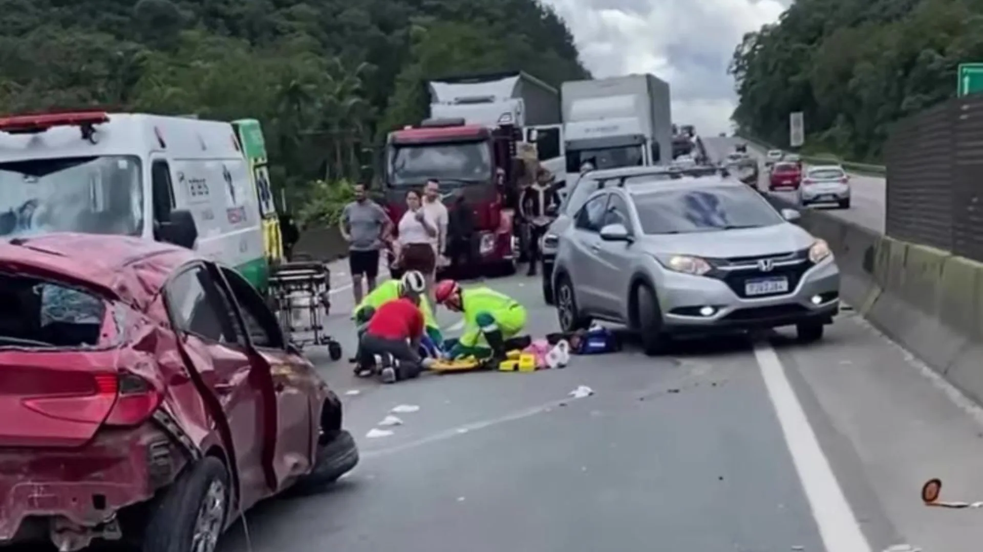 Três pessoas ficam feridas após grave acidente na BR-101 em SC | Imagem: Divulgação/ Redes Sociais